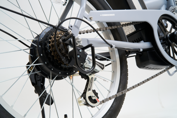 信頼のSHIMANO製外装6段変速を搭載。ブレーキは音が鳴りやすいものの雨や土埃に強いバンドブレーキ。また倒れた時に変速機を守るディレーラーガード付き。