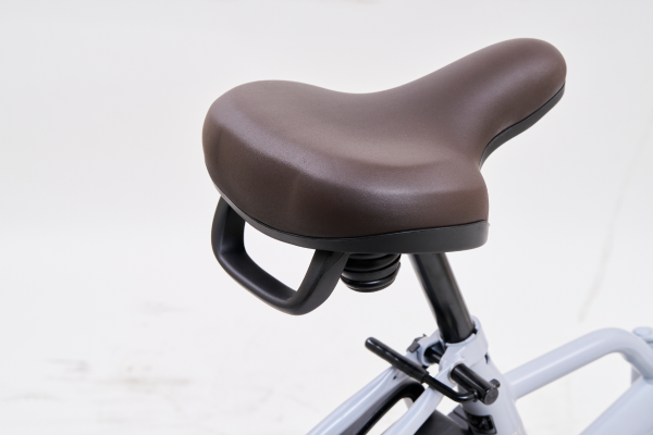 自転車を持ちあげるときに便利な取っ手付き。