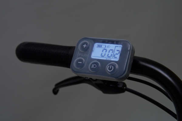 夜間でもモードや充電量が分かりやすい液晶タイプのスイッチ。スイッチの汚れや雨から守ってくれるスイッチカバーが最初から付属。