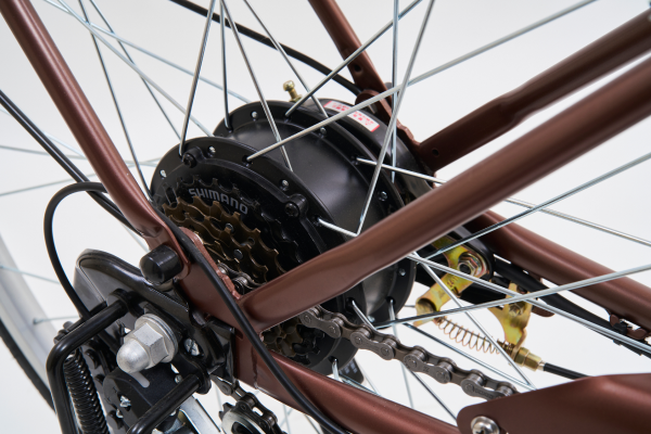 信頼のSHIMANO製外装6段変速を搭載。ブレーキは音が鳴りやすいものの雨や土埃に強いバンドブレーキ。