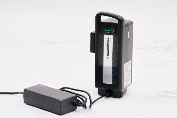 専用充電器が用意されています。（他社の充電器を使用した場合、正しく充電されないことやバッテリーにダメージを与える可能性があるため、ご注意ください。）