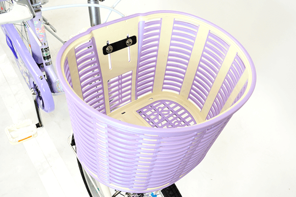 偏光パール仕様のオーバル型籐風カントリーバスケット。底面にも蝶のモチーフをあしらいました。