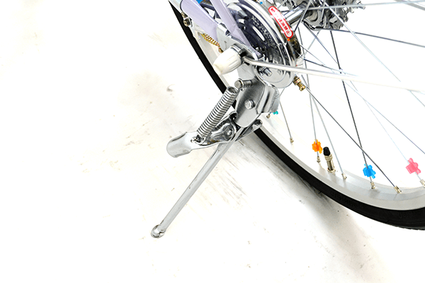 停車時に必須になるスタンドも搭載。