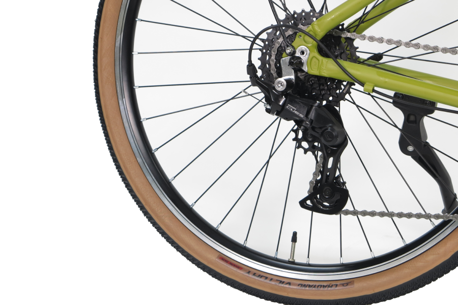 ディレーラーは「SHIMANO CUES RD-U4000」を搭載。高耐久な「LINKGLIDE（リンクグライド）」シフティングシステムを採用しており、摩耗に強く長持ちします。後輪ギヤも「SHIMANO SC-LG300 11-36T 9S」を採用しているので耐久性に優れた仕様となっています。