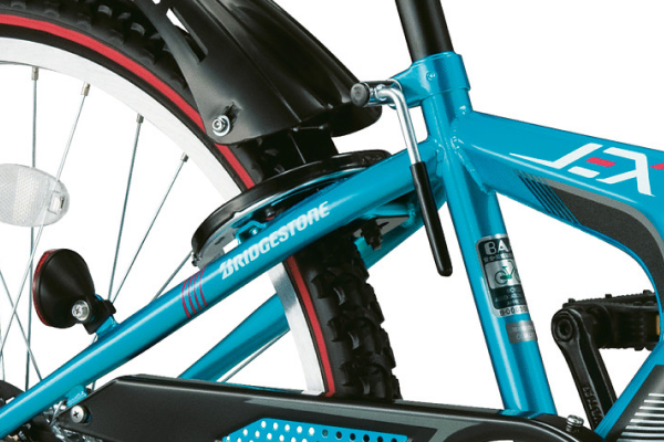 防犯に必要なリング錠と雨天での走行に必要な泥除けが標準装備。