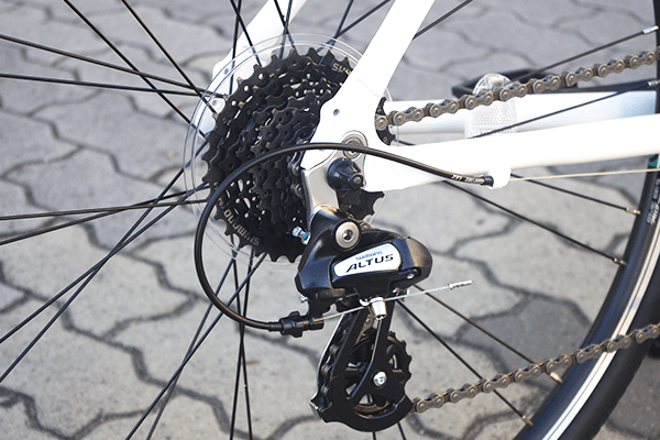 シマノ製ディレイラー「ALTUS」を装備。思い通りの走りを実現します。