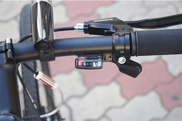 指先で簡単にギアを変更できる、変速機を搭載。