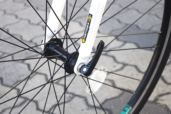 スパナなどの工具を使わずに簡単に車輪の着脱が可能。