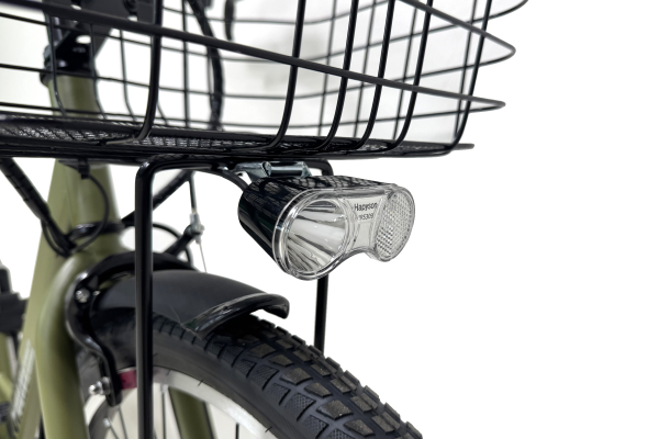 手元のスイッチでON/OFF出来るライト。中心照度約40ルクスで、反射板付きなので対向車からもよく見えます。見た目もワイルドな1.95の極太タイヤ。