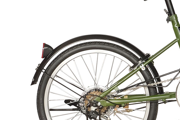 雨上がりに乗っても服が汚れない泥除けを標準装備。