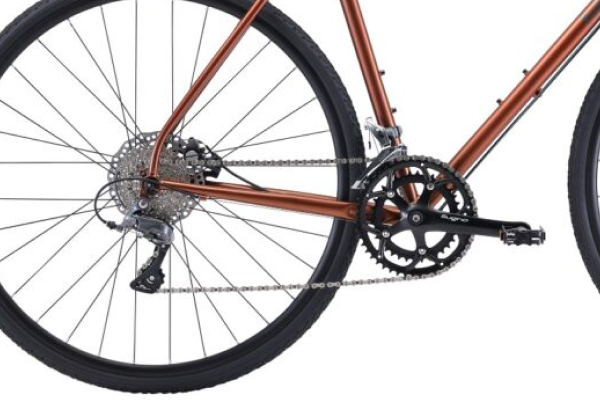 コンポーネントにはシマノCLARIS（2×8スピード）を搭載。