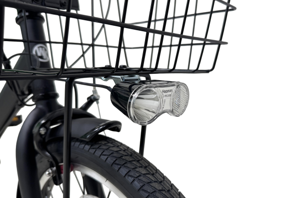 中心照度約40ルクスで、反射板付きなので対向車からもよく見えます。