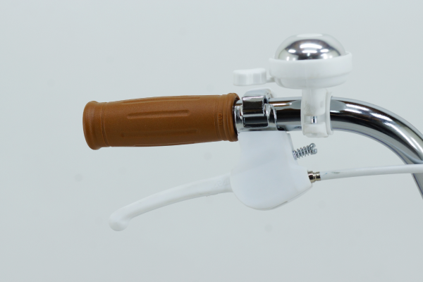 小さな手でも握りやすい樹脂製のブレーキレバー。