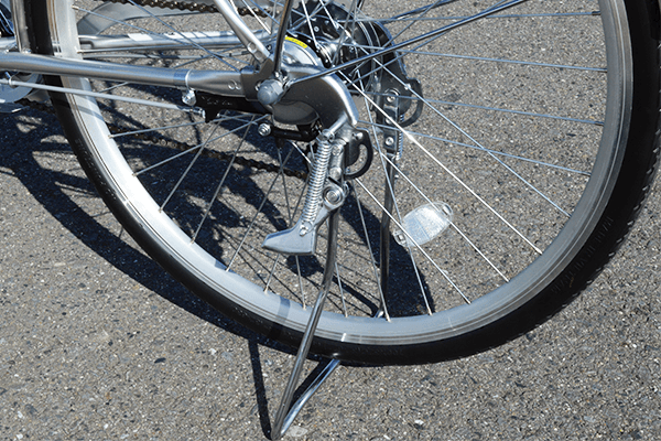 不安定な場所でも車体を安定させられる両足スタンドを搭載。