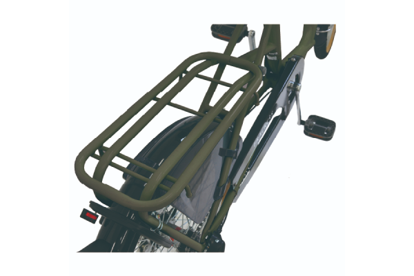 広くて長い大きなパイプキャリアはフレーム形状にあわせて設計。リヤチャイルドシートを取り付けてもしっかり支えられ、小径モデルで発生してしまう重心不安定のための前輪持ち上がりも防止します。