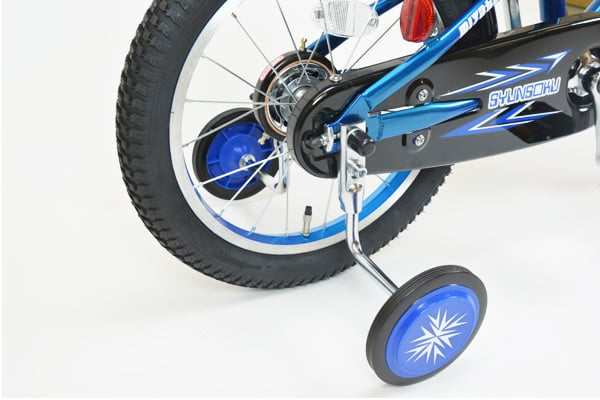 自転車の練習には必須の補助輪がついています。お子様の転倒を防ぎます。