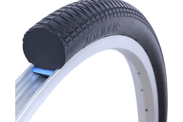 空気を入れる必要がなく、パンクしない次世代タイヤ「TANNUS」。