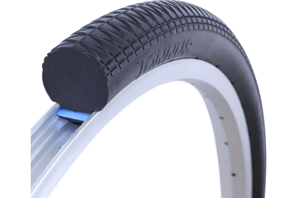 空気を入れる必要がなく、パンクしない次世代タイヤ「TANNUS」。