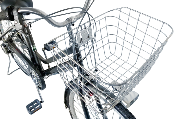 通学用のリュックなど荷物を置くのに便利なワイヤーバスケット