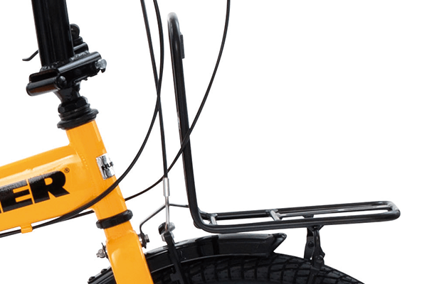 フロントに荷台を装着。ちょっとした荷物を乗せられるだけで無く、カゴの取付も可能です。