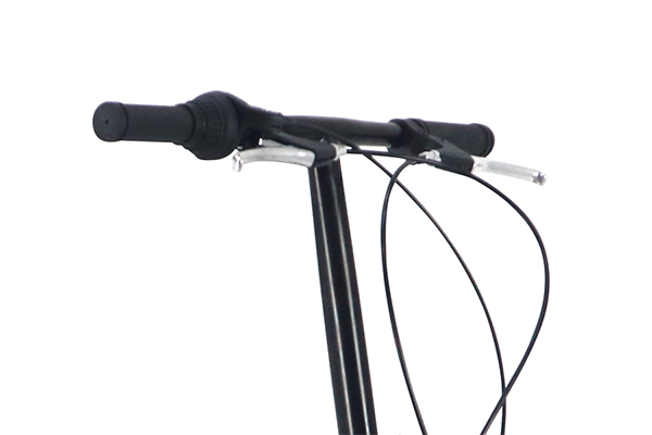 ハンドルから手を放すことなく直感的にシフトの操作が出来るグリップシフトを採用！