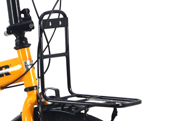 フロントにバスケット用のキャリアを標準装備、やっぱりカゴがあると便利...そう思った時に気軽に別売りバスケットを装着出来ます！