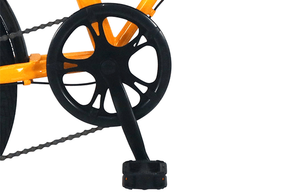 油の付いているギアの刃先からスカートやパンツの裾を守るチェーンリングガード付き。