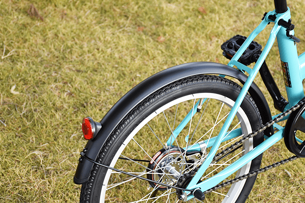 雨上がりの泥はねから、衣服を守ります。