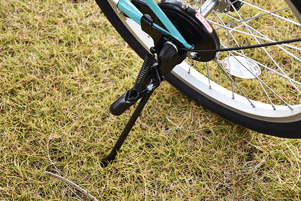 停車時に必須になるスタンドも搭載！片足スタンドは車体を持ち上げずに停車が可能。