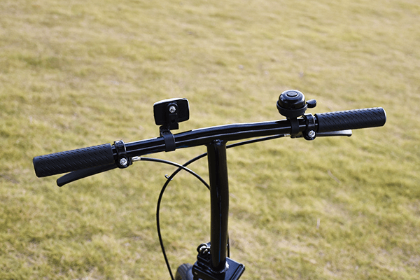 力が入りやすく、坂道なども上りやすいフラットハンドル。