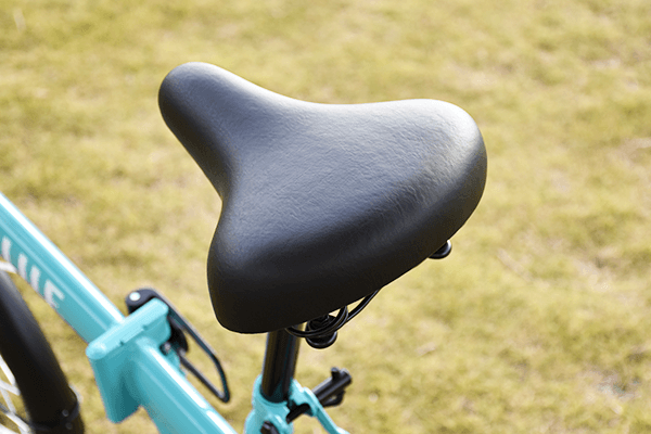 幅が広く安定感のあるサドル。