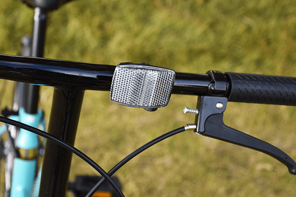 夜間の走行時に必須！反射板が標準装備。