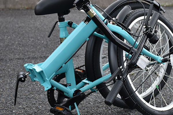 ロゴステッカーを剥がすとシンプルな見た目に！