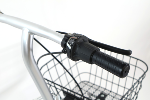 ハンドルを握ったままギアを変更できる、シマノ製のグリップシフトを採用。