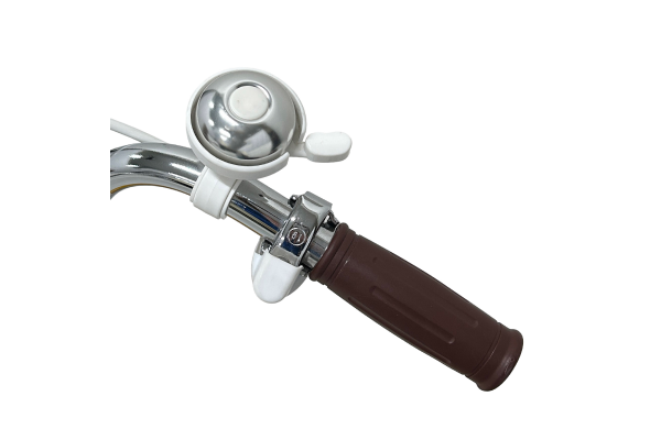 小さな手に合わせた細身のグリップ。