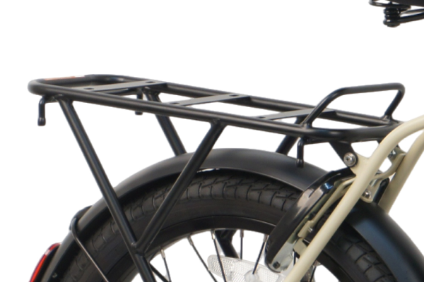 荷物を載せるのに便利なリアキャリアを搭載。