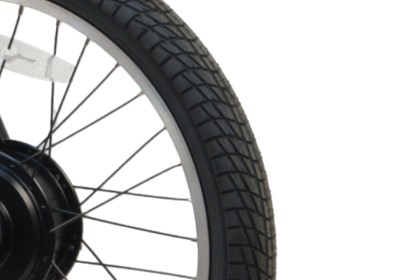 20ｘ2.125インチのタイヤは耐摩耗肉厚なので丈夫で安定感があります。