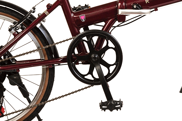 チェーンガードにより、走行中のチェーンによる裾汚れを防ぎます。