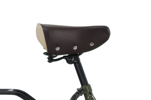 サイドの鋲が特徴的なサドルを採用。