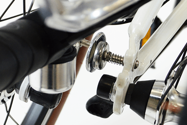 前後輪に磁石が付いているので折りたたんだときにベルト等が必要ありません。