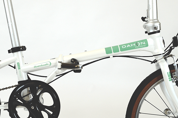 軽くて強度があり、バネのような弾力がありながらも細く美しいフレーム。