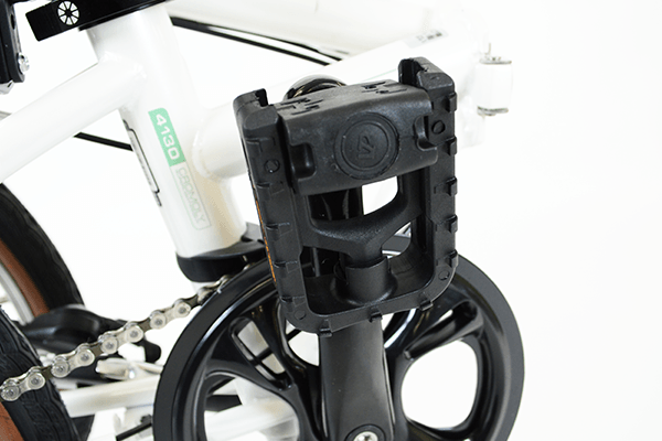 ペダルを前に押し出し、倒すだけで簡単に収納可能。