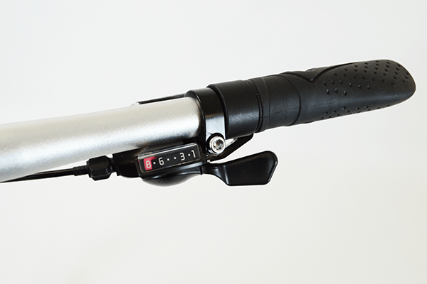 ハンドルを握ったままギアを変更できる、シマノ製のグリップシフトを採用。