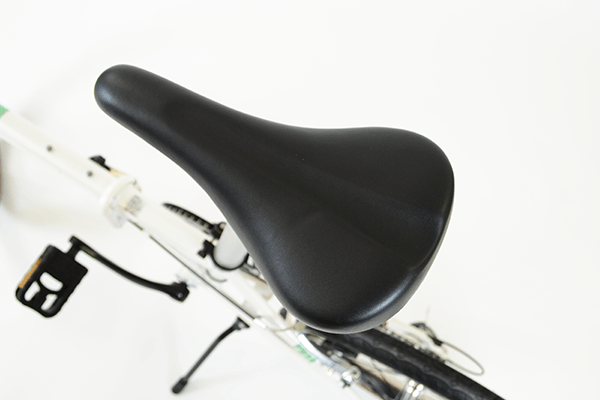 中央にくぼみがあり、長時間の走行でもお尻が痛くなりづらく、快適に走行可能。