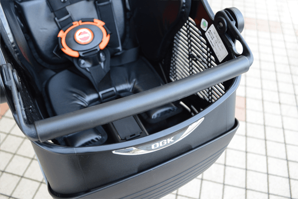 お子様の乗せ降ろしがしやすいよう、グリップバーを前方へスライドさせることができるように設計。