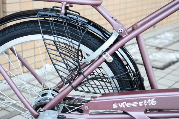 後ろにお子様を乗せたとき、足がタイヤに巻き込まれるのを防ぐドレスガードを装着。