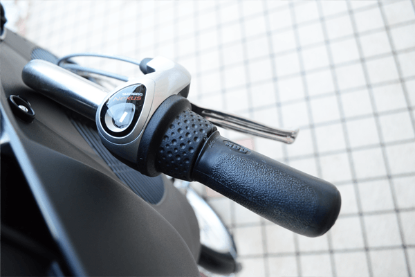 お子様を乗せながらでもハンドルを握ったままギアを変更できる、グリップシフトを採用。