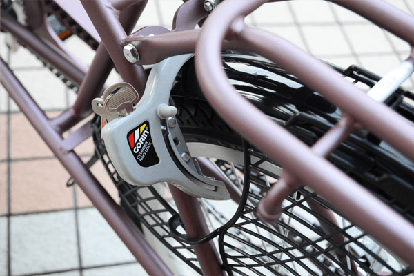 大切な自転車を守る為に、簡単ロック・解除が可能なカギ（リング錠）を装着。
