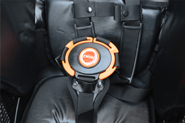 3点式シートベルトでお子様をしっかりガードします。