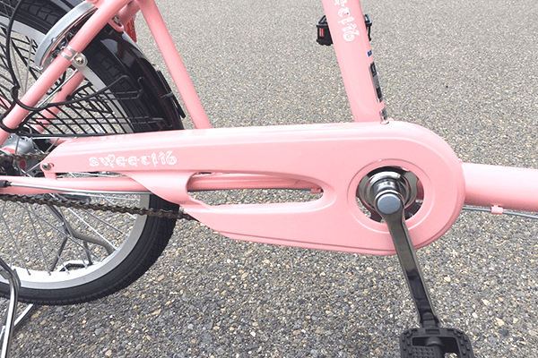 チェーンを全てカバーしているため、走行中のチェーンによる裾汚れを防御。